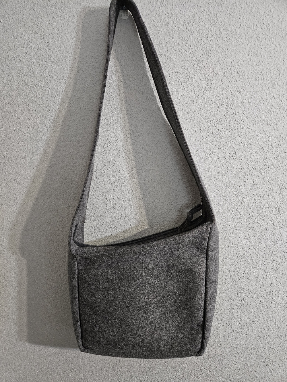Ogio Brooklyn Gray Felt Crossbody Tablet Bag - Picture 3 of 11